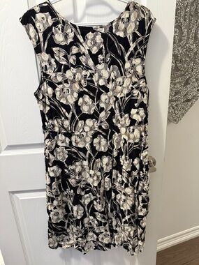 Suzy Shier Black and White Floral Cap-Sleeve Midi Dress